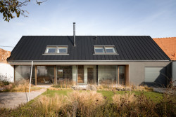 Rodinný dům v Polánce, CL3: Novostavbě dal pravoúhlý půdorys, sedlovou střechu a použil tradiční materiály