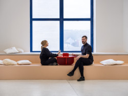 Bar obsluhuje celé patro, s kávou se totiž můžete posadit kdekoliv. (ATLAS, No Architects)