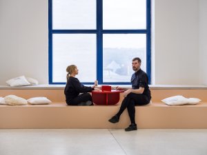 Bar obsluhuje celé patro, s kávou se totiž můžete posadit kdekoliv. (ATLAS, No Architects)