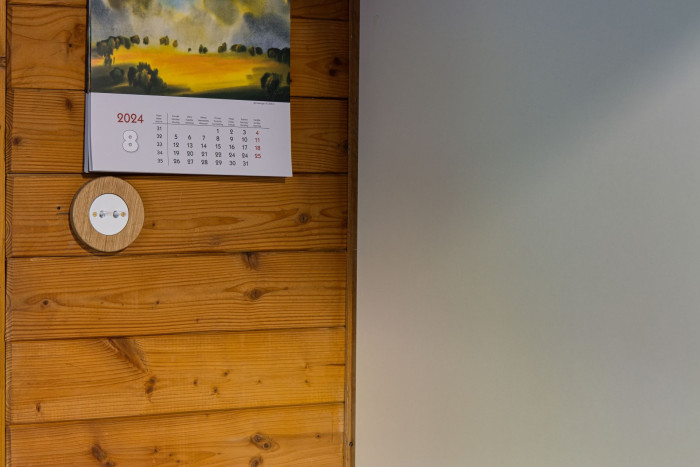 Kulatý rámeček vypínače RETRO v dřevěném provedení