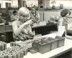 Historické fotografie - montáž vačkových spínačů (závod Louky)