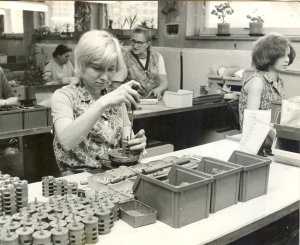 Historické fotografie - montáž vačkových spínačů (závod Louky)