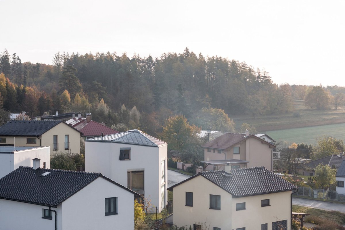 Z okolní zástavby vyniká, a to především svým nevšedním půdorysným tvarem pětiúhelníku, nápadné je také, jak roste do výšky. (Rodinný dům nedaleko Olomouce, studio Malý Chmel)