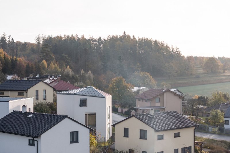 Z okolní zástavby vyniká, a to především svým nevšedním půdorysným tvarem pětiúhelníku, nápadné je také, jak roste do výšky. (Rodinný dům nedaleko Olomouce, studio Malý Chmel)