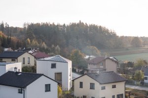 Z okolní zástavby vyniká, a to především svým nevšedním půdorysným tvarem pětiúhelníku, nápadné je také, jak roste do výšky. (Rodinný dům nedaleko Olomouce, studio Malý Chmel)