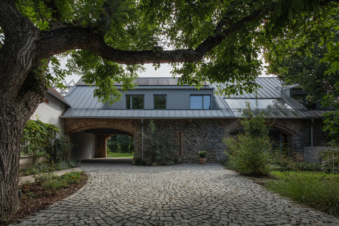 Stodola, ve které historie prorůstá současností a naopak.