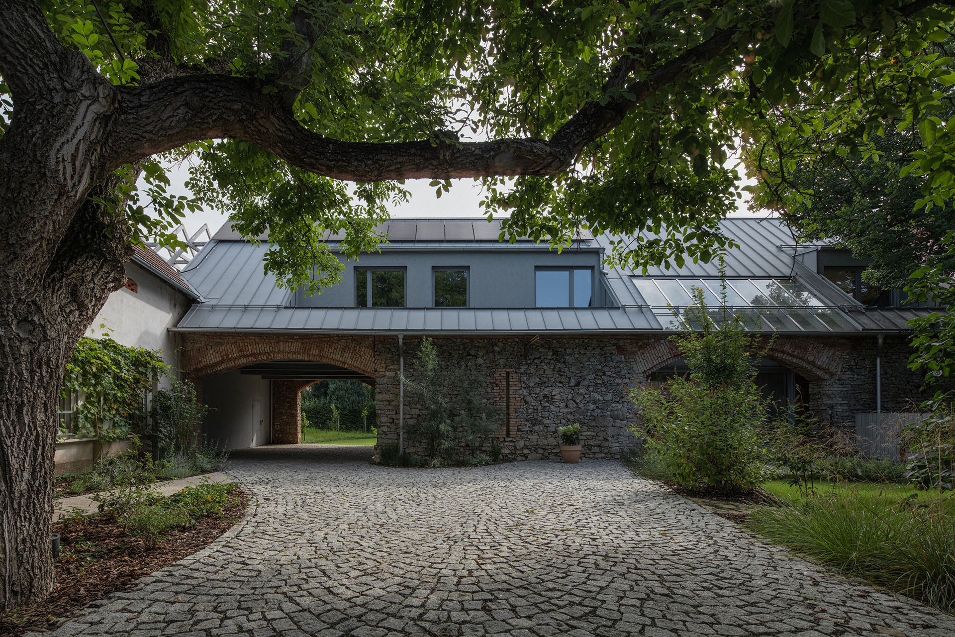 Stodola, ve které historie prorůstá současností a naopak.