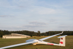 Cílem architektů bylo hangár do krajiny zapojit co nejméně nápadně. (Hangár ve Zbraslavicích, Studio Raketoplán)