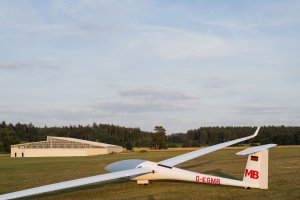 Cílem architektů bylo hangár do krajiny zapojit co nejméně nápadně. (Hangár ve Zbraslavicích, Studio Raketoplán)