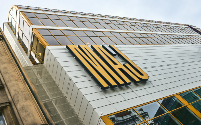 Bylo potřeba přizpůsobit moderní skloviny tak, aby dvojskla použitá na objektu navozovala původní vzhled a barevnost. Což nebylo úplně jednoduché.