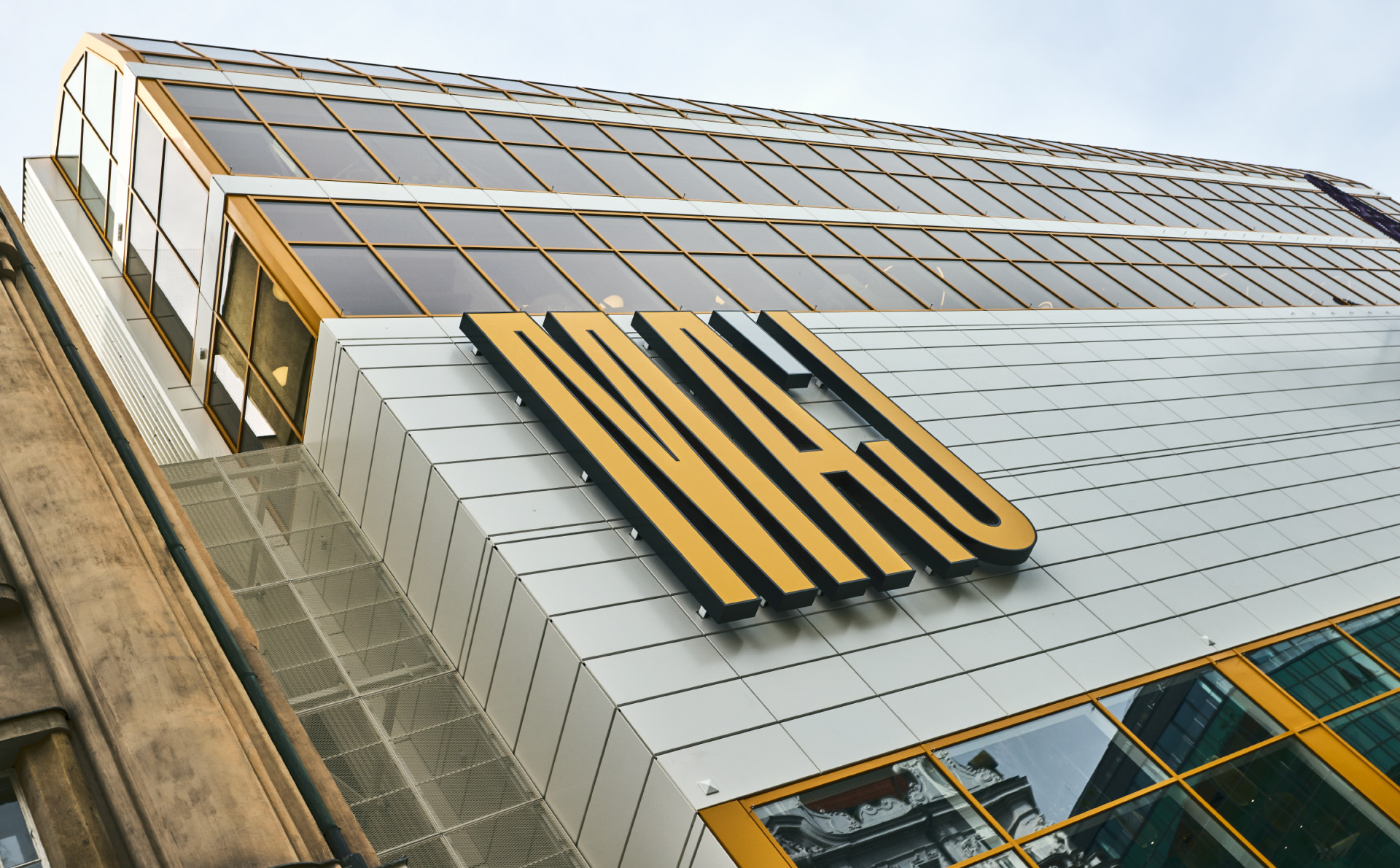 Bylo potřeba přizpůsobit moderní skloviny tak, aby dvojskla použitá na objektu navozovala původní vzhled a barevnost. Což nebylo úplně jednoduché.