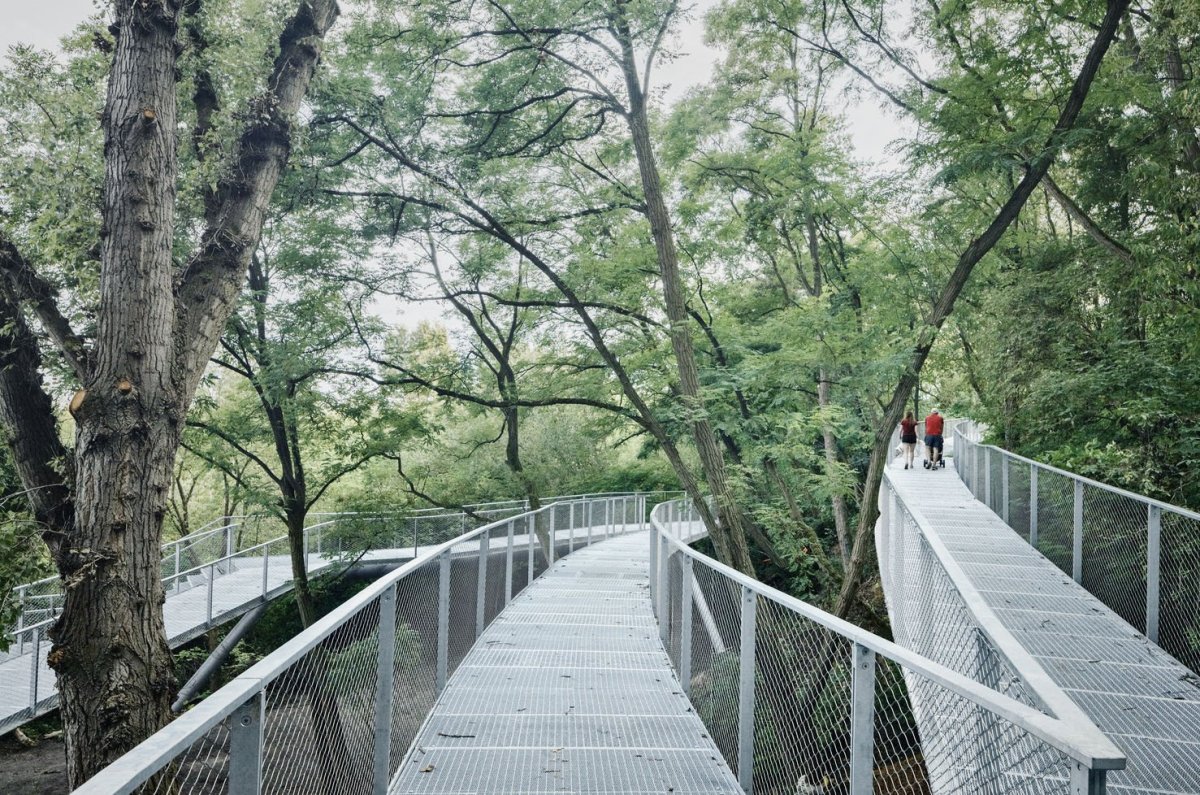 Ateliéry archigrest a topoScape proměnily skládku ve Varšavě na park.