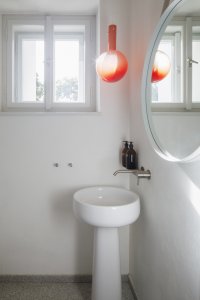 Toaleta v přízemí (Rekonstrukce prvorepublikové vily v Praze, Lenka Míková Architekti)