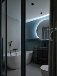 Původní zeď mezi koupelnou a chodbou nahradila prosklená příčka. Prostory se tak esteticky zvětšily a zároveň propojily. (Rekonstrukce bytu v Pitkovicích, Formafatal)