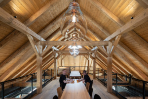 V galerii je použitá stejná podlaha jako v pivnici. (Interiér pivnice Bernard v Humpolci; B² Architecture)