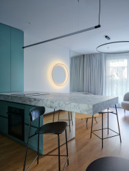 Podpůrná zrcadlová konstrukce kuchyňského ostrůvku mizí pozorovateli z očí. (Rekonstrukce bytu v Pitkovicích, Formafatal)