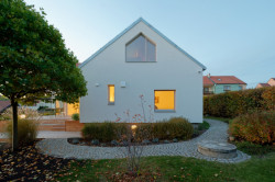 Nové okenní otvory navazují na změny vnitřních dispozic. (Přestavba rodinného domu v Ostrovačicích, INK ARC)