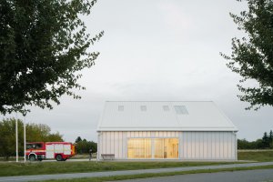 Polykarbonát je průsvitný. (Hasičská stanice Dolní Jirčany, SOA architekti)
