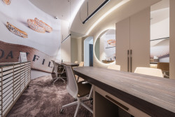 Vedle béžové, která je charakteristická pro celý interiér showroomu, sem vstoupila taky růžová.