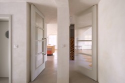 Dům v Ostopovicích, ORA: Dubové parkety na chodbách střídají podlahy z šedivých stěrek