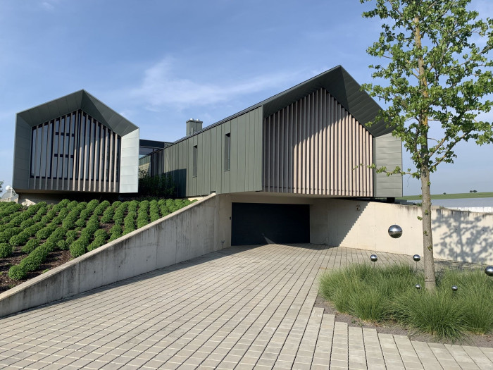 Dům – solitér navrhl Marián Minarovič a tvoří jej dva paralelní, vzájemně propojené objekty archetypálního průřezu, posazené na uměle vytvořeném vršku. Použité materiály: tvárnice Ytong, stropní vložky Ytong (Rodinný dům ve Skačanech)