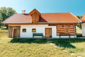 Hospodářské stavení na Janúšově usedlosti v Žítkové (Obnova Janúšovy usedlosti na Žítkové; Hlinaři)