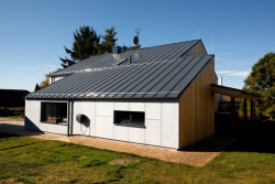 Nízkoenergetický dům po rekonstrukci od ateliéru Vostracký poblíž Českých Budějovic