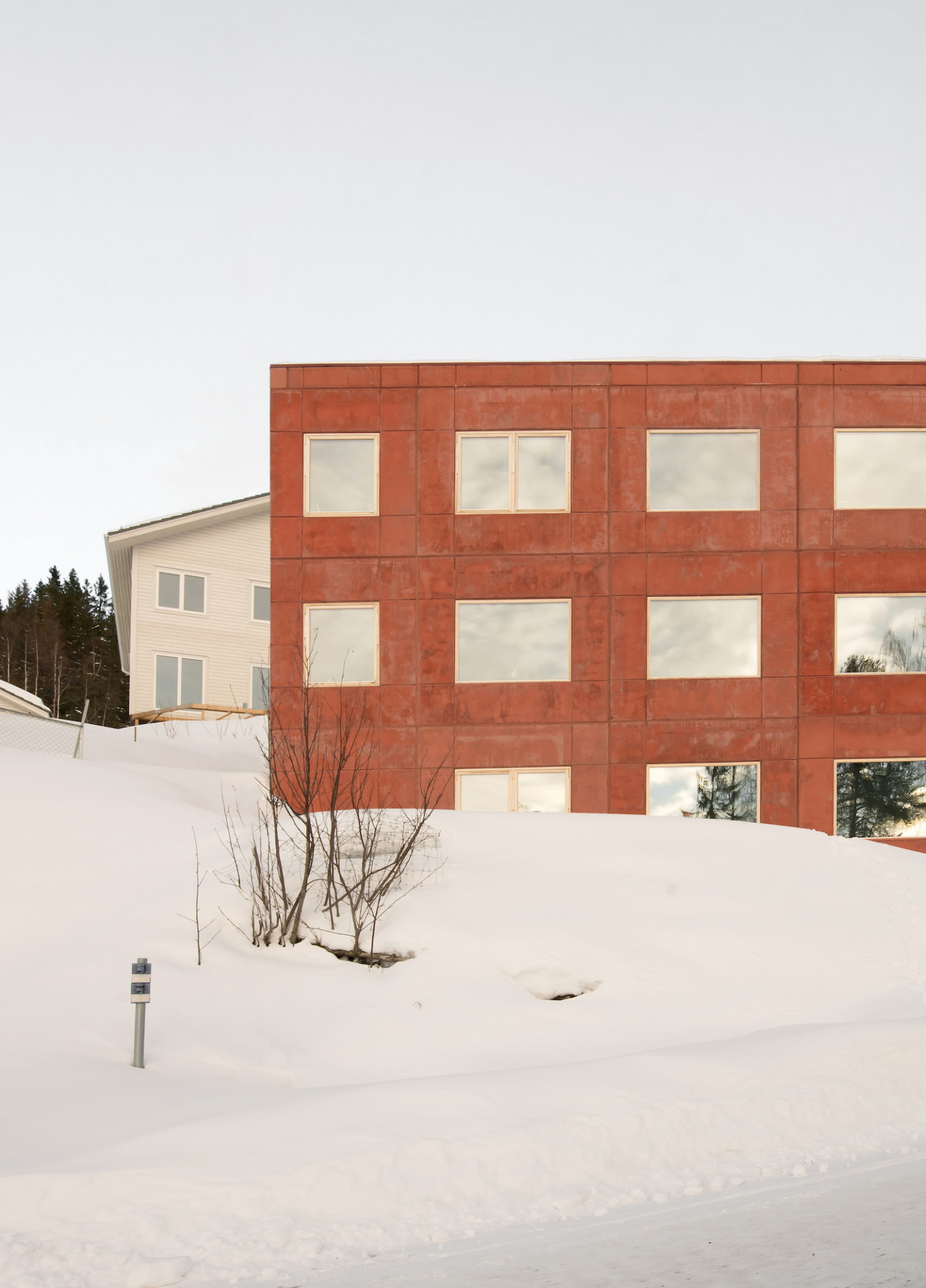 Červený dům z betonu v Lillehammeru, Sanden + Hodnekvam Architects/ John Sanden, Ingvild Hodnekvam, Anders Bjørneseth. Zdroj: Sanden + Hodnekvam Architects