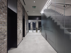 Jakub Cigler Architekti realizovali nárožní administrativní budovu na náměstí W. Churchilla s cihlovou fasádou