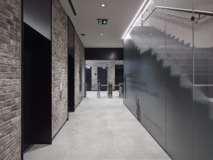 Jakub Cigler Architekti realizovali nárožní administrativní budovu na náměstí W. Churchilla s cihlovou fasádou