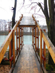 Molo mezi stromy, Archigrest