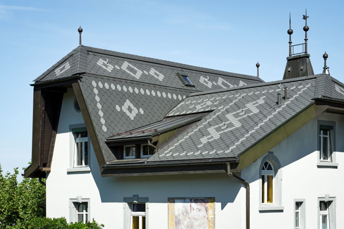 Skládaná střešní krytina Swisspearl na Vile Phaeffikon