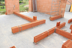 I v případě, kdy je provedeno kvalitně, se musí přibližné po 30 letech vyměnit