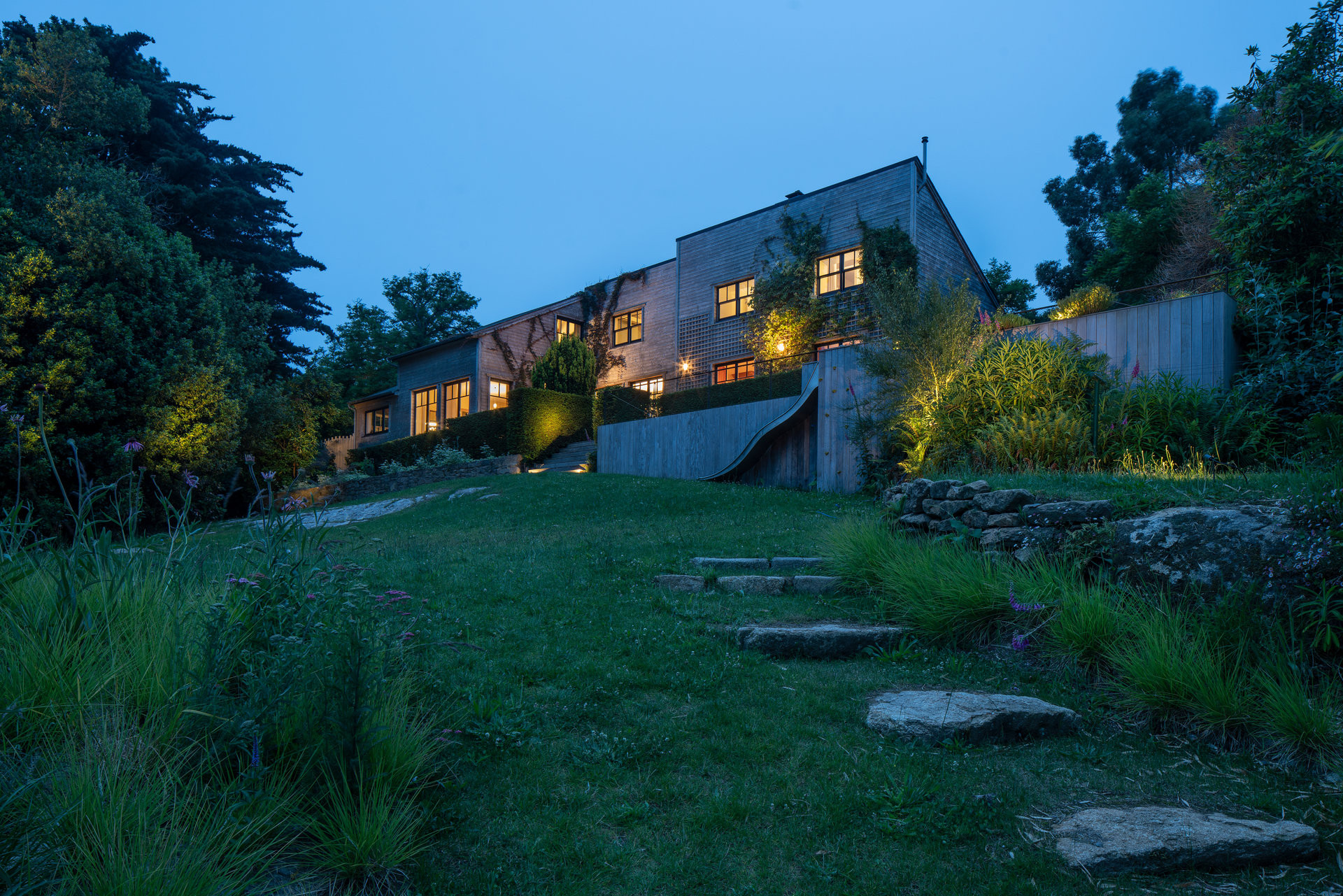 Ze strany směrem k oceánu se všechny části domu sjednotily dřevěnou fasádou. (Rekosntrukce domu v Bretani, MOLO ARCHITEKTI)