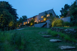 Ze strany směrem k oceánu se všechny části domu sjednotily dřevěnou fasádou. (Rekosntrukce domu v Bretani, MOLO ARCHITEKTI)