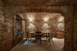 Dříve sklep, nyní prostor pro setkávání a posezení (Rodinný dům v Břevnově; OTA atelier)