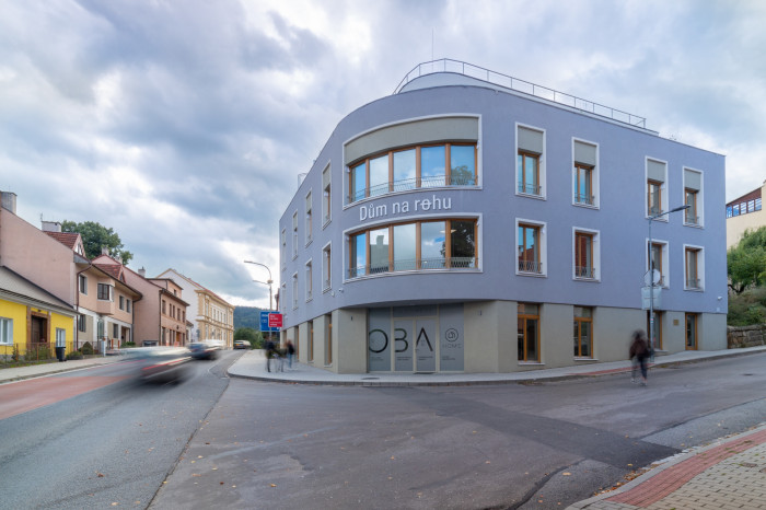 Podnikatelský inkubátor Dům na rohu ve Valašských Kloboukách od studia Jan Hanousek Architekti