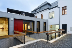 Mjölk architekti, Palmovka Jihlava / Rekonstrukce části průmyslového areálu Jihlavan, hlavní vstup přes lávku – foto