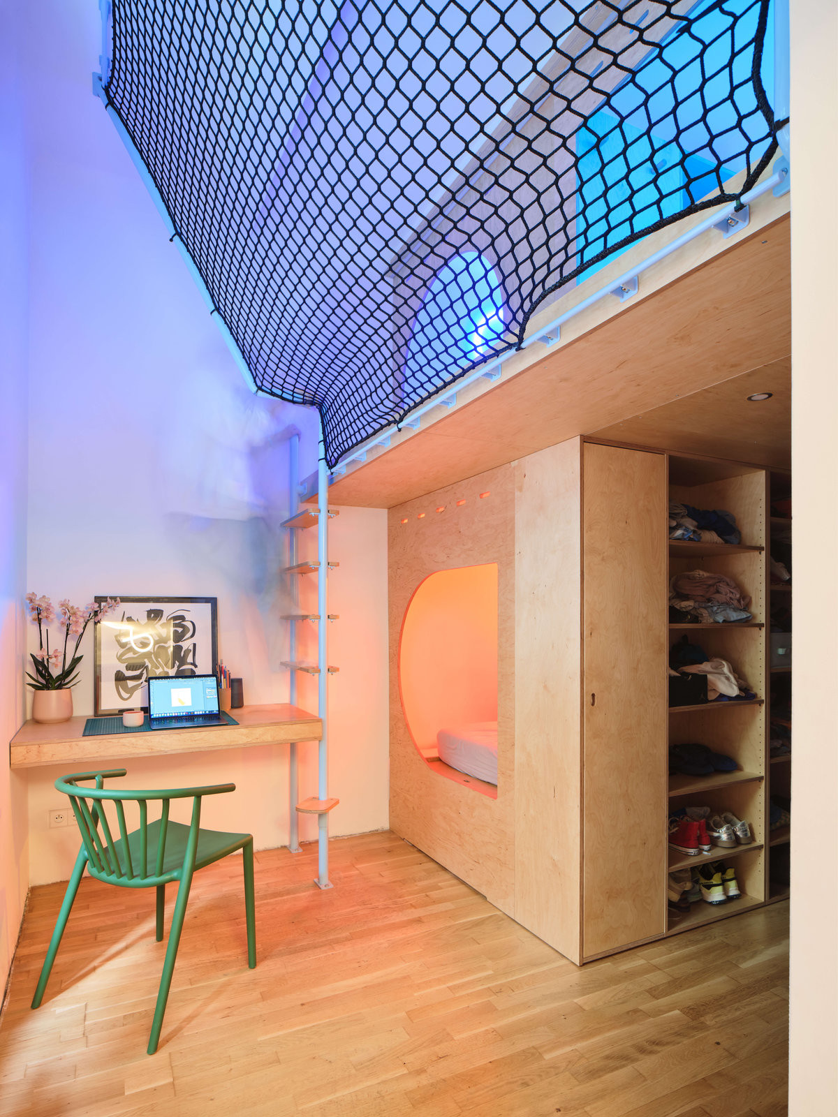 Do horních kajutek se leze po žebříku. (Bydlení na 37 metrech čtverečních; hurá studio)