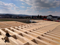 Foto z výstavby: Speciální střešní žebrové elementy, do kterých se vkládá izolace