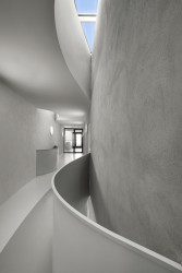 Aulík Fišer architekti realizovali polyfunkční dům v Libni, který reaguje na urbanisticky nejednotnou městskou zástavbu