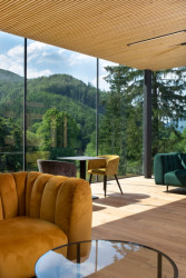 Přístavba hotelu U Holubů v Čeladné z dílny Kamil Mrva Architects