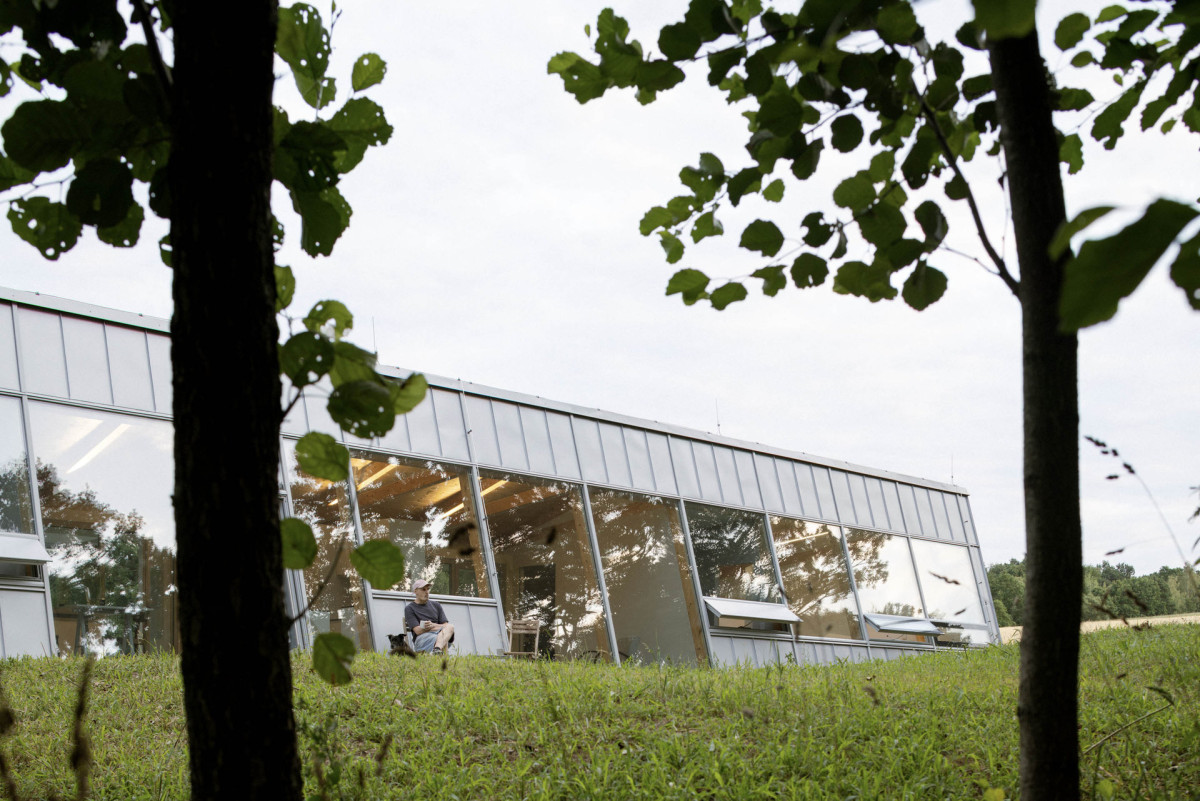 Severní fasáda naopak vytváří vyvážený protipól v podobě atypického zkosení a téměř celoplošného prosklení. (Dům se šikmou fasádou; Papundekl architekti)