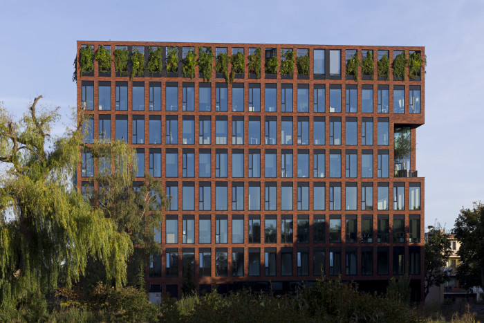 V Gdaňsku vyrostla administrativní budova s cihlovou fasádou navržená architekty Marcinem Woyciechowskim, Tomaszem Piechotou a Radosławem Orłowskim