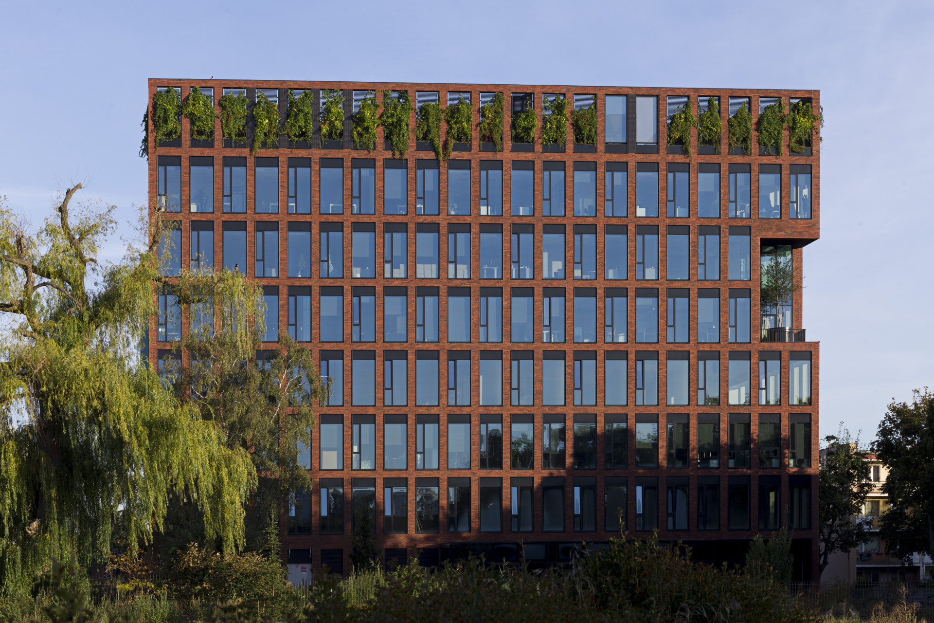 V Gdaňsku vyrostla administrativní budova s cihlovou fasádou navržená architekty Marcinem Woyciechowskim, Tomaszem Piechotou a Radosławem Orłowskim