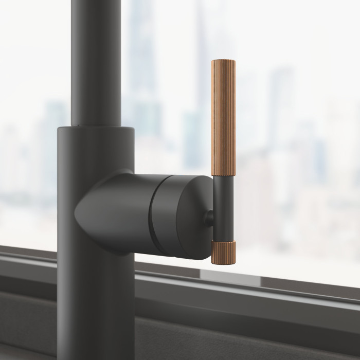 Kuchyňská baterie Maris Stripes - detail měděné páčky