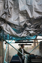 Festivalová instalace u Syrakus.