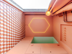 Mozaika inspirovaná Pompejemi má prostor opticky zvětšit. (Minimální byt v Rotterdamu, STAR - Strategies and Architecture, BOARD - Bureau of Architecture, Research and Design)