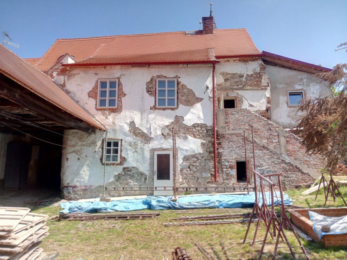 Původní omítka byla silně poškozena (Rekonstrukce historického domu v Šatově, Hlinaři)