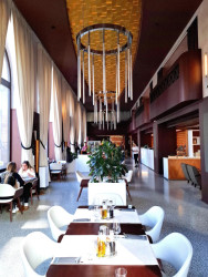 Do dnešní doby zůstala v provozu historická kavárna Elektra.